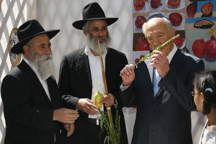 לא מחכה לחג: פרס החל לארח בסוכה