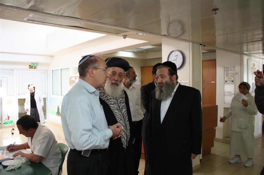 בקול נרגש: הראשל"צ הרב עמאר בירך את מציל הילדה