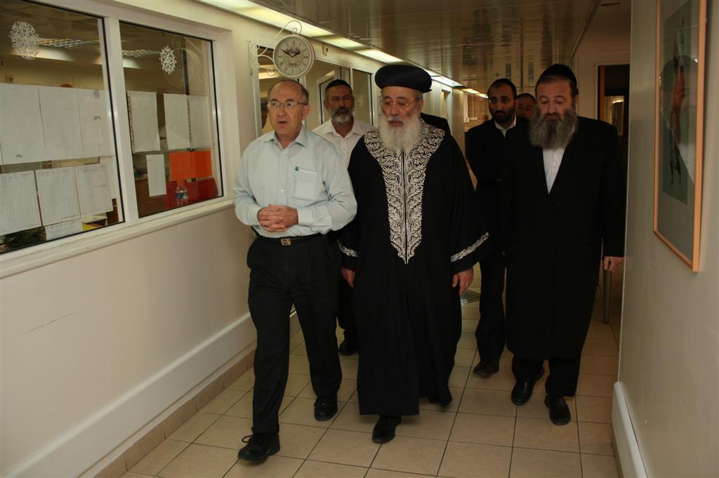 בקול נרגש: הראשל"צ הרב עמאר בירך את מציל הילדה