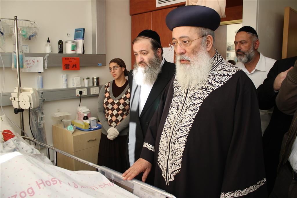 בקול נרגש: הראשל"צ הרב עמאר בירך את מציל הילדה