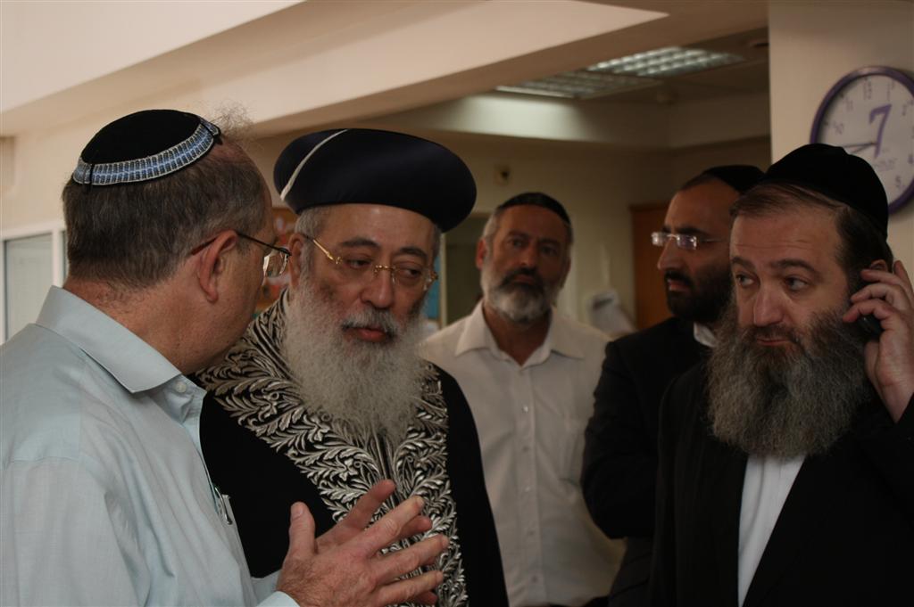 בקול נרגש: הראשל"צ הרב עמאר בירך את מציל הילדה