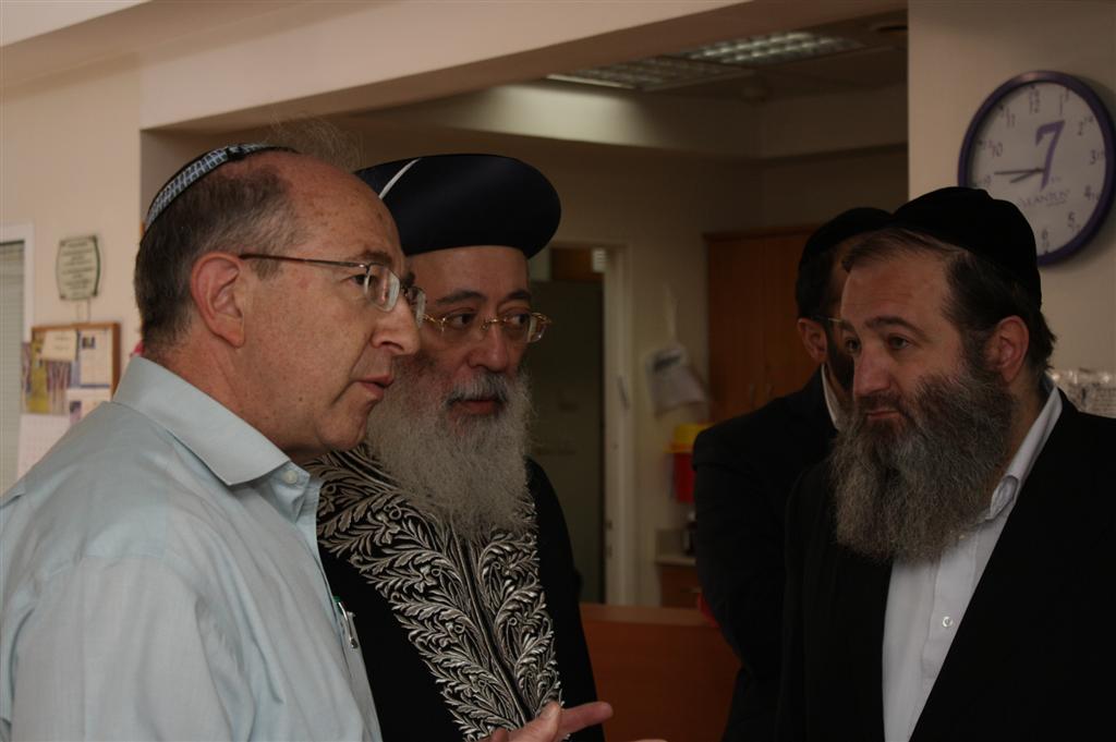 בקול נרגש: הראשל"צ הרב עמאר בירך את מציל הילדה