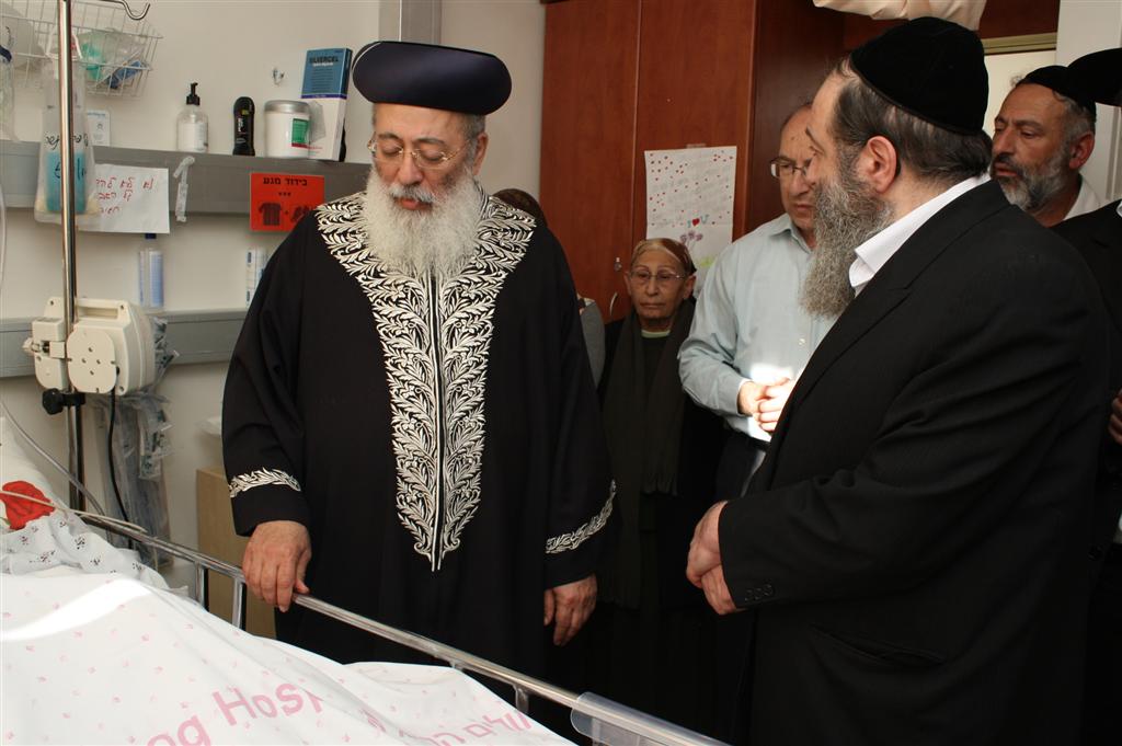 בקול נרגש: הראשל"צ הרב עמאר בירך את מציל הילדה