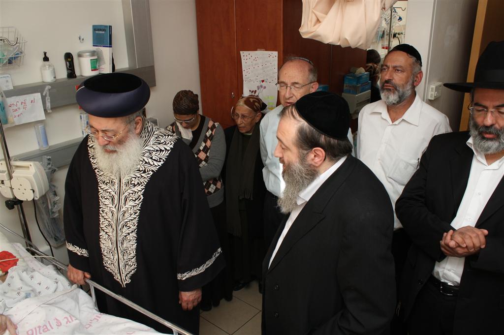 בקול נרגש: הראשל"צ הרב עמאר בירך את מציל הילדה