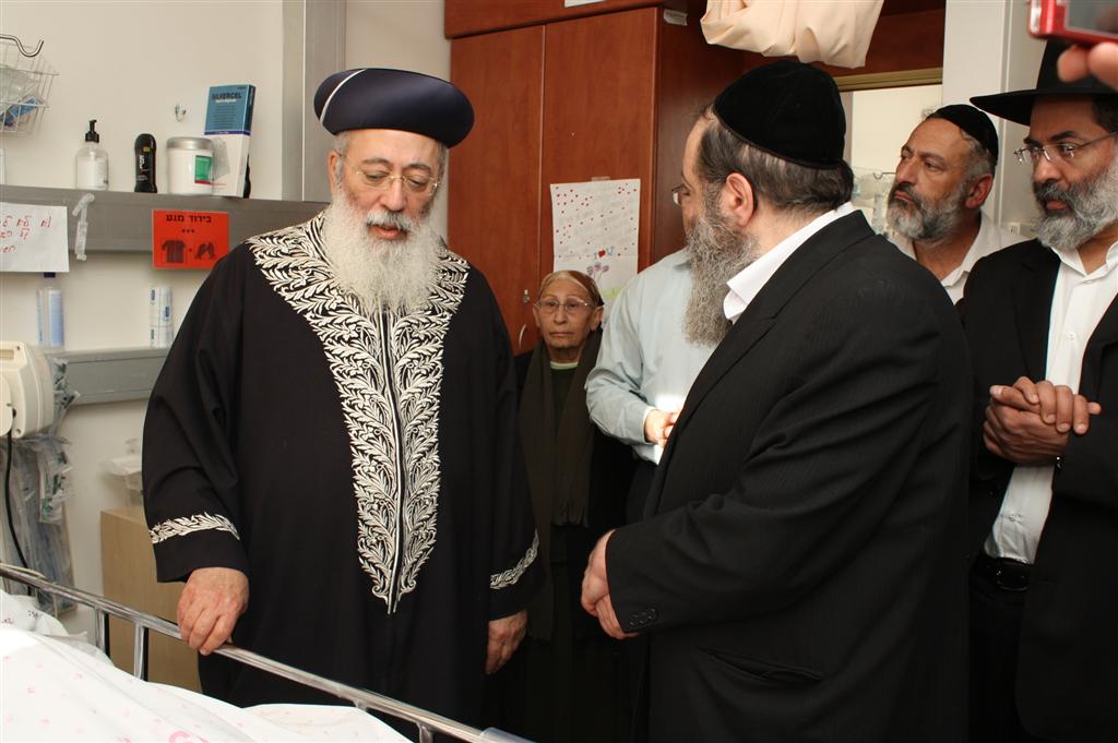 בקול נרגש: הראשל"צ הרב עמאר בירך את מציל הילדה