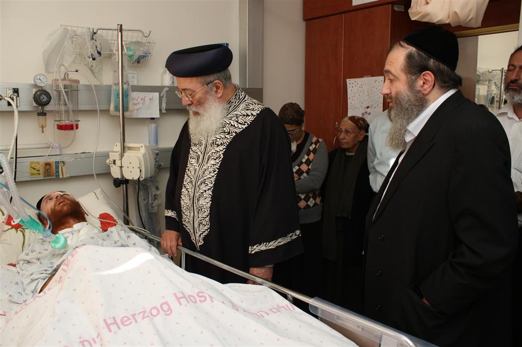 בקול נרגש: הראשל"צ הרב עמאר בירך את מציל הילדה