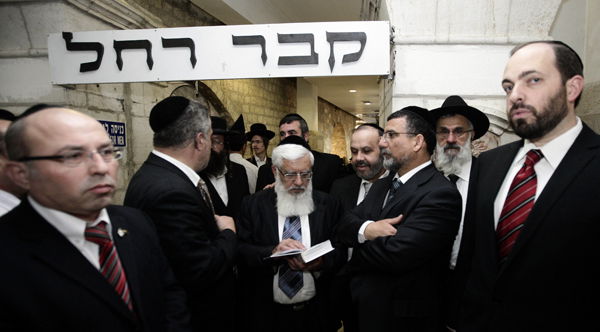 מתפללים בקבר רחל, היום.