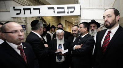 מתפללים בקבר רחל, היום.