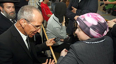 האם ועורך דינה, במהלך הדיון היום.