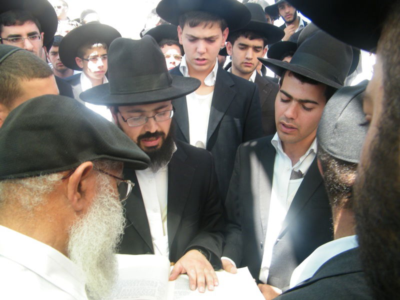 המונים בהלוויית הרב אליהו דבוש זצ"ל