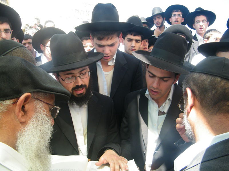 המונים בהלוויית הרב אליהו דבוש זצ"ל