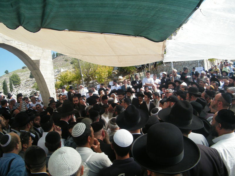 המונים בהלוויית הרב אליהו דבוש זצ"ל