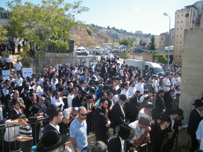 המונים בהלוויית הרב אליהו דבוש זצ"ל