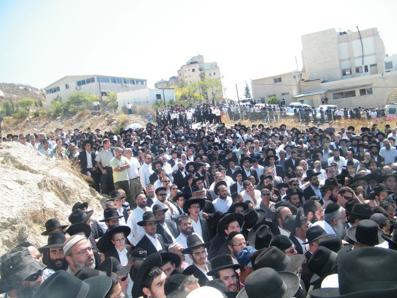 המונים בהלוויית הרב אליהו דבוש זצ"ל