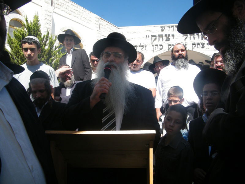 המונים בהלוויית הרב אליהו דבוש זצ"ל