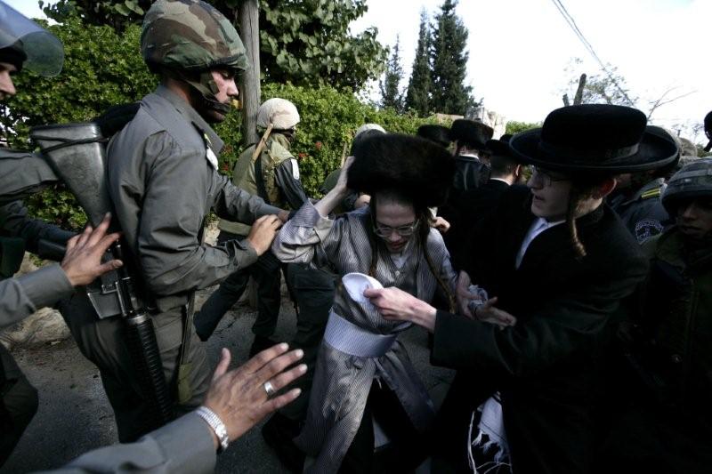 המשטרה הפעילה אלימות כלפי הגאב"ד, הגרי"ט וייס