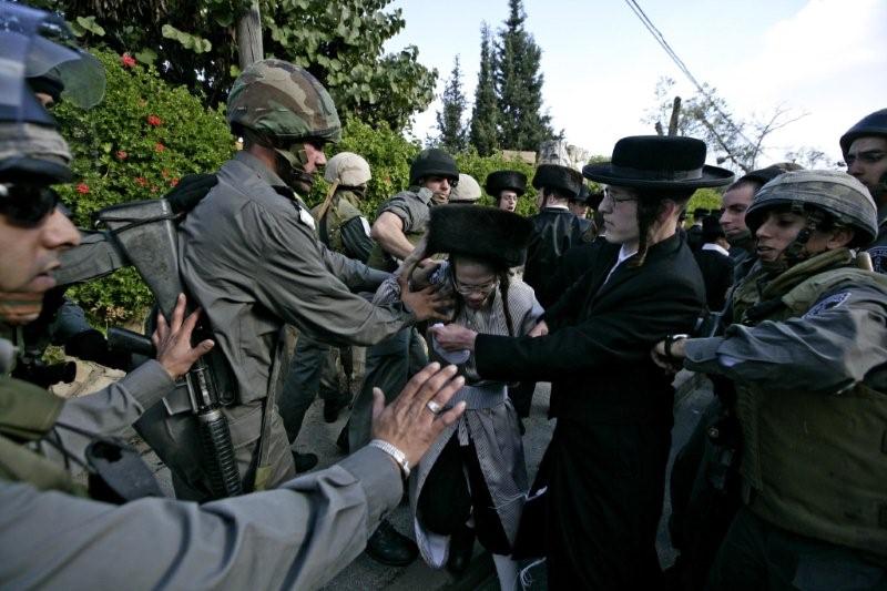 המשטרה הפעילה אלימות כלפי הגאב"ד, הגרי"ט וייס