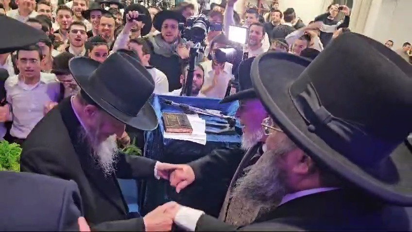 הגר"י אזרחי והגר"ד סגל בריקודים באירוע
