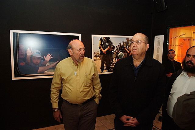 השר משה בוגי יעלון ביקר במוזיאון גוש קטיף בירושלים
