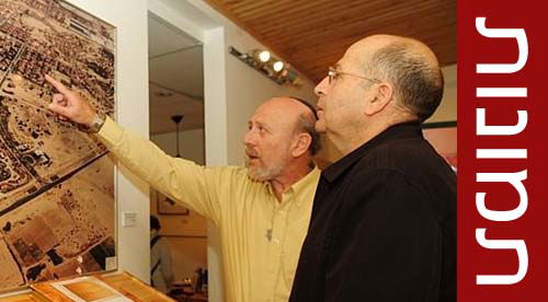 יעלון צופה בתמונות מהגוש