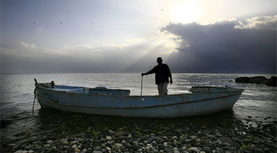 הכנרת. חמת שוכנת לחופה המזרחי.