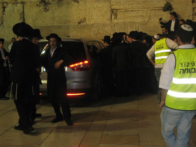 תמונות בלעדיות: הגר"ח בכותל