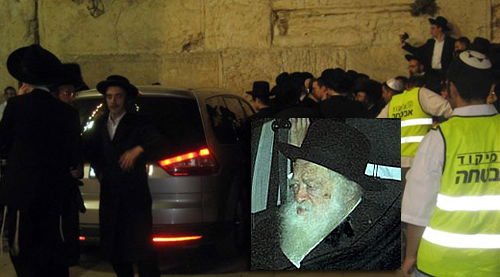 הרכב בכותל. בקטן: הגר"ח ברכבו