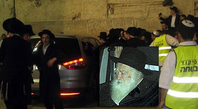 הרכב בכותל. בקטן: הגר"ח ברכבו