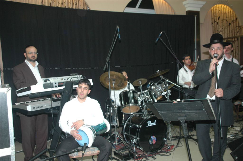 צפו בוידאו: דרעי תורם 26,000 שקלים למוסד תורני