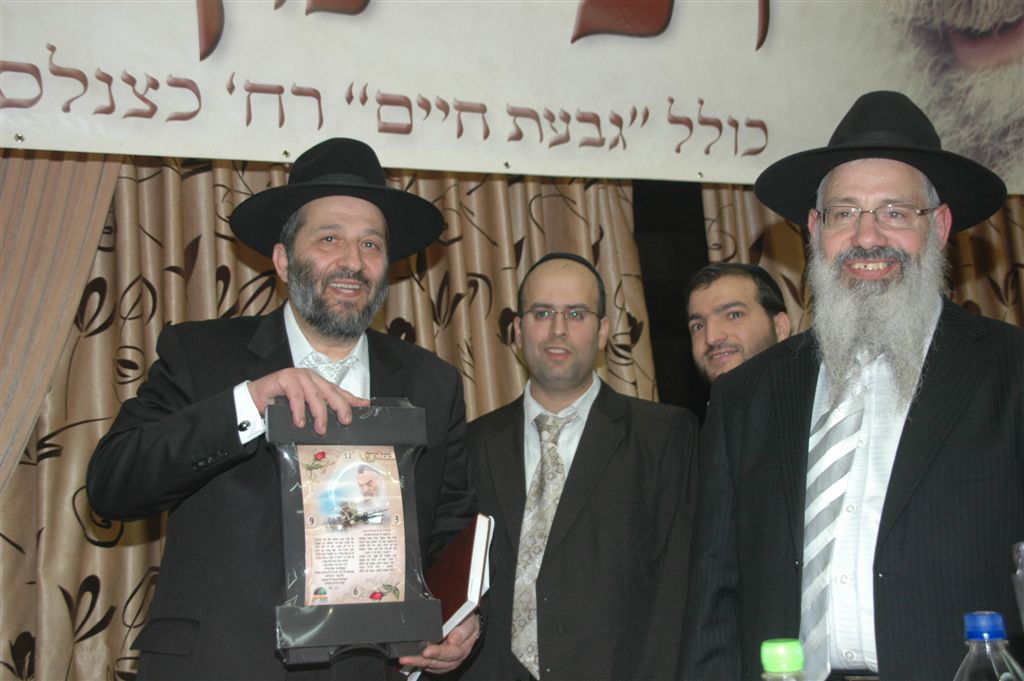 צפו בוידאו: דרעי תורם 26,000 שקלים למוסד תורני