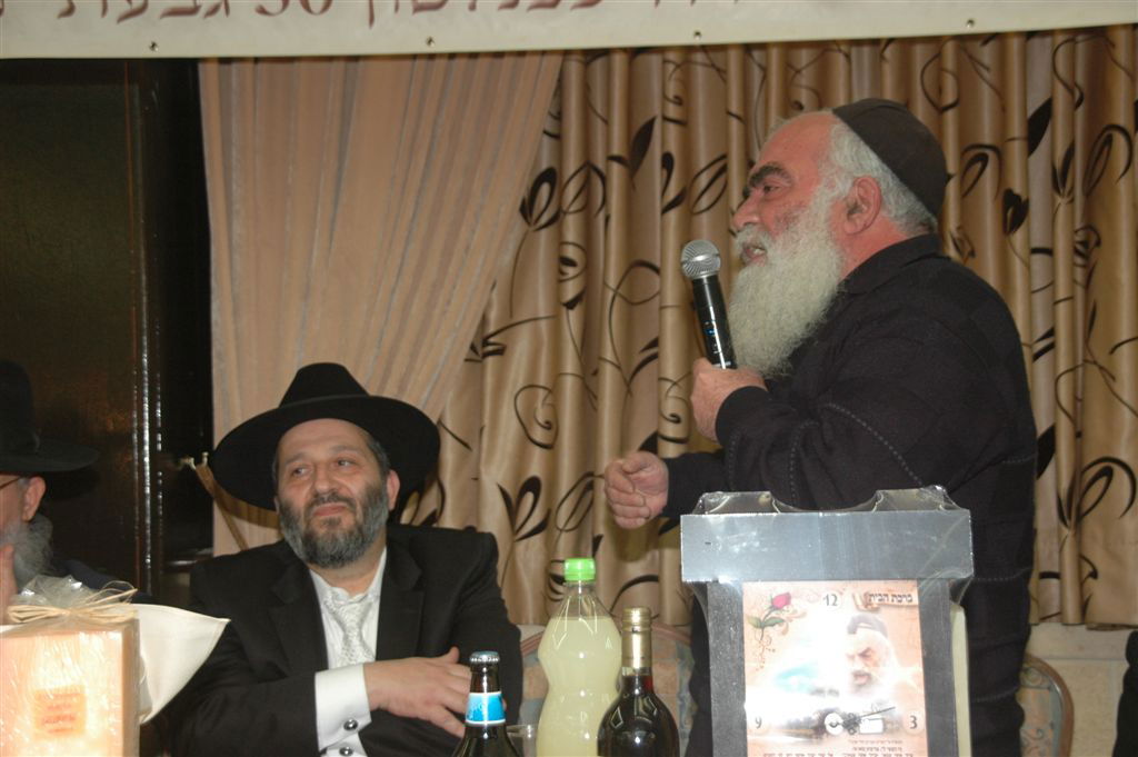 צפו בוידאו: דרעי תורם 26,000 שקלים למוסד תורני