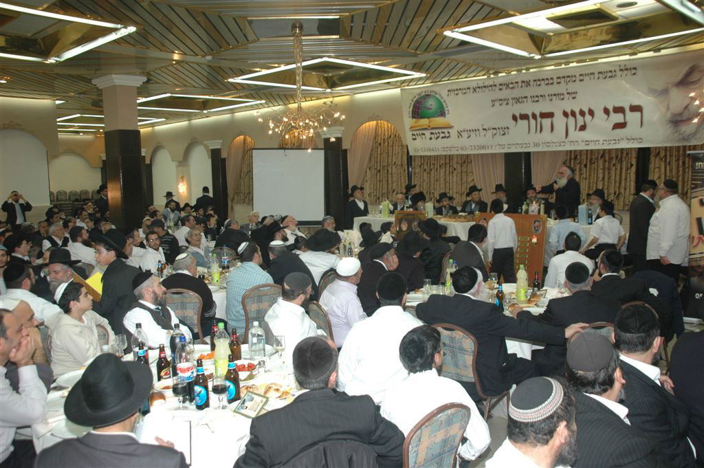 צפו בוידאו: דרעי תורם 26,000 שקלים למוסד תורני