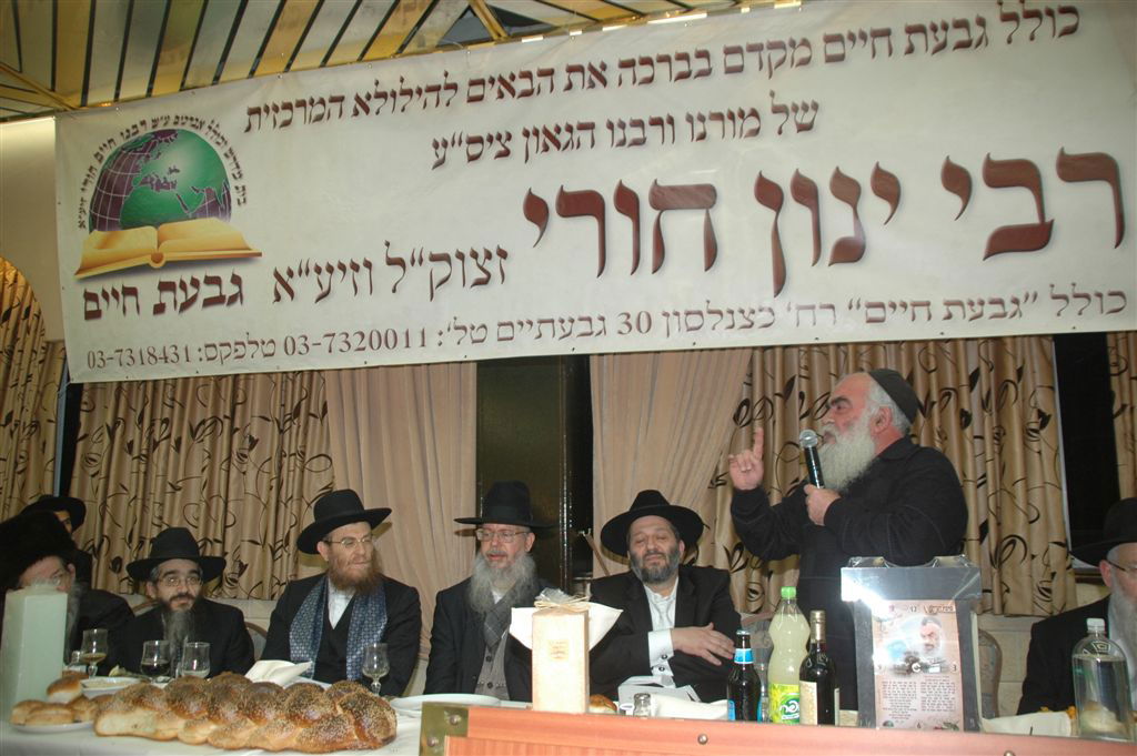 צפו בוידאו: דרעי תורם 26,000 שקלים למוסד תורני