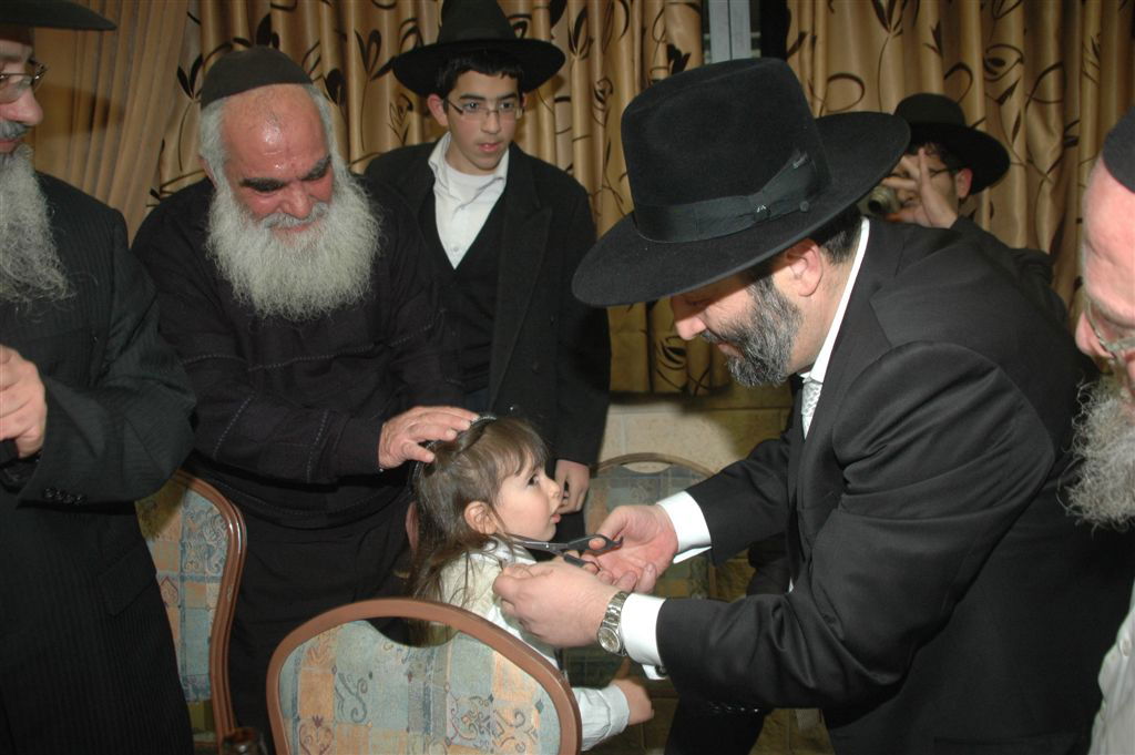 צפו בוידאו: דרעי תורם 26,000 שקלים למוסד תורני