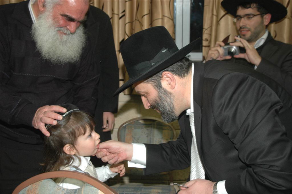 צפו בוידאו: דרעי תורם 26,000 שקלים למוסד תורני