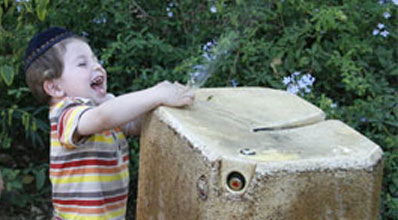 ילדים אוהבים לשחק במים.