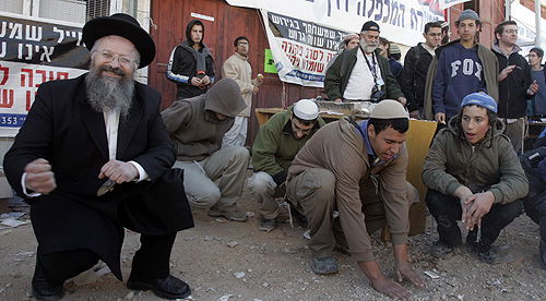 הרב אליהו עם צעירים