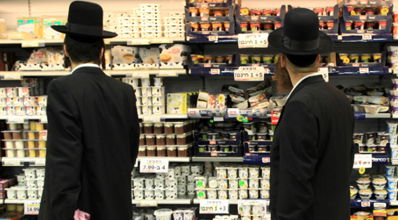חרדים ליד מדפי מוצרי חלב (פלאש 90)