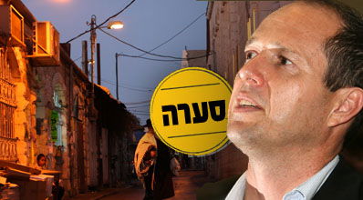 ברקת על רקע סמטאות העיר.