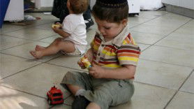 אמא שואלת: בני מתקשה להתלבש