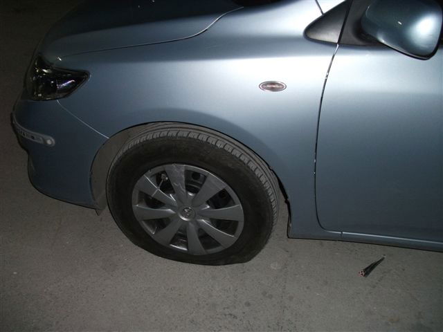 חצו גבולות: חוליגנים הרסו את רכבו של רב הקהילה