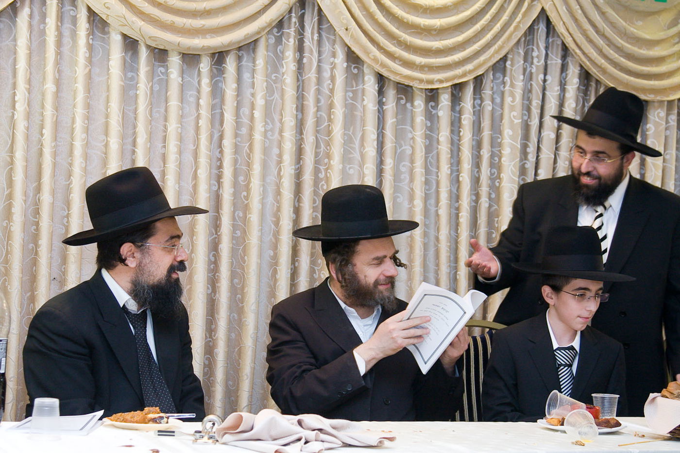 רבנים ועסקנים בשמחת מזכה הרבים