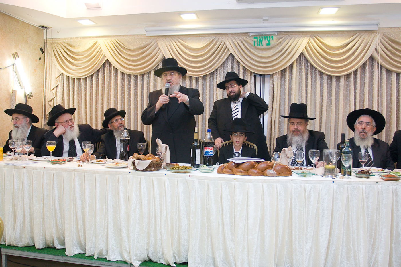 רבנים ועסקנים בשמחת מזכה הרבים