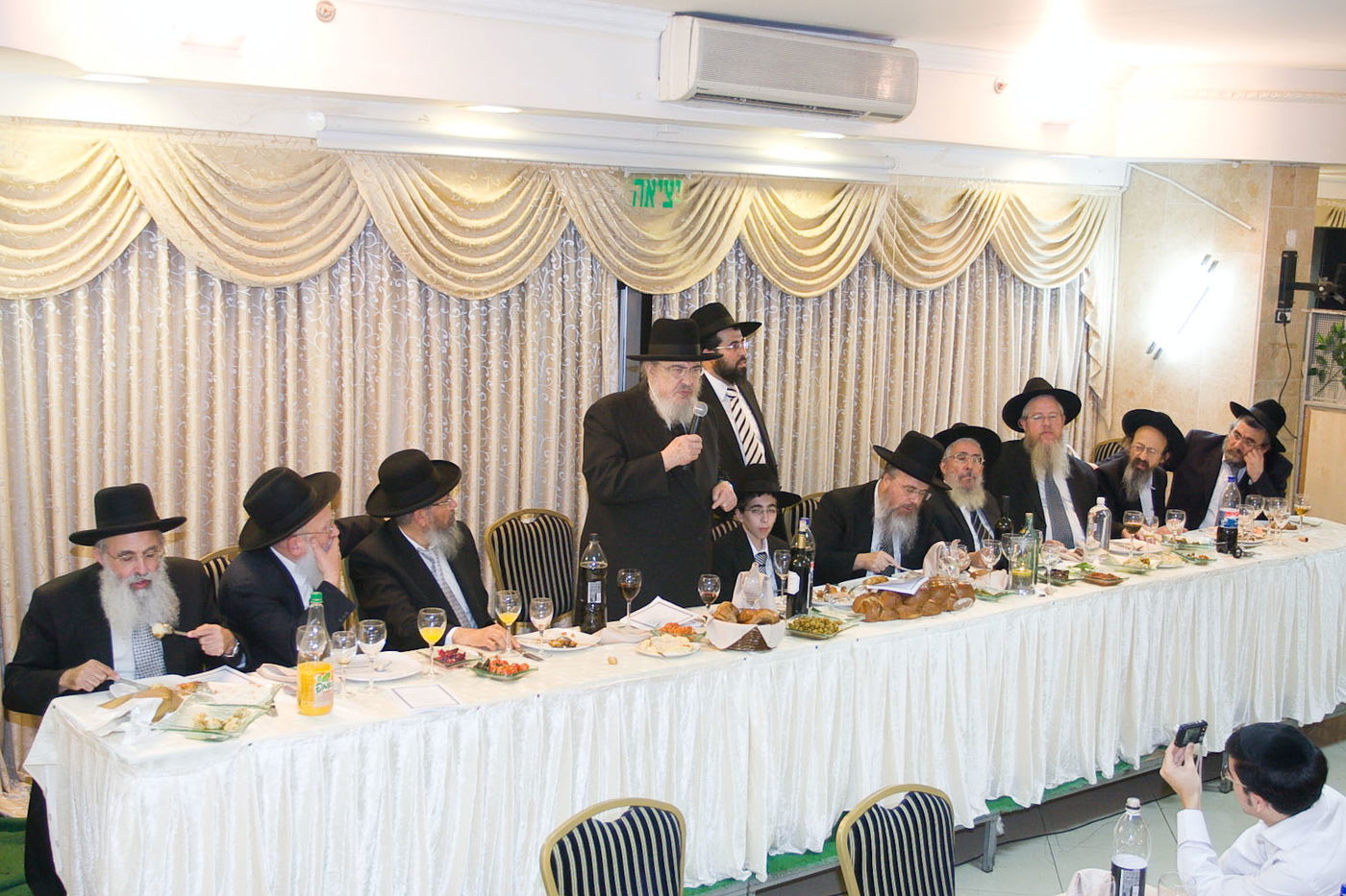 רבנים ועסקנים בשמחת מזכה הרבים