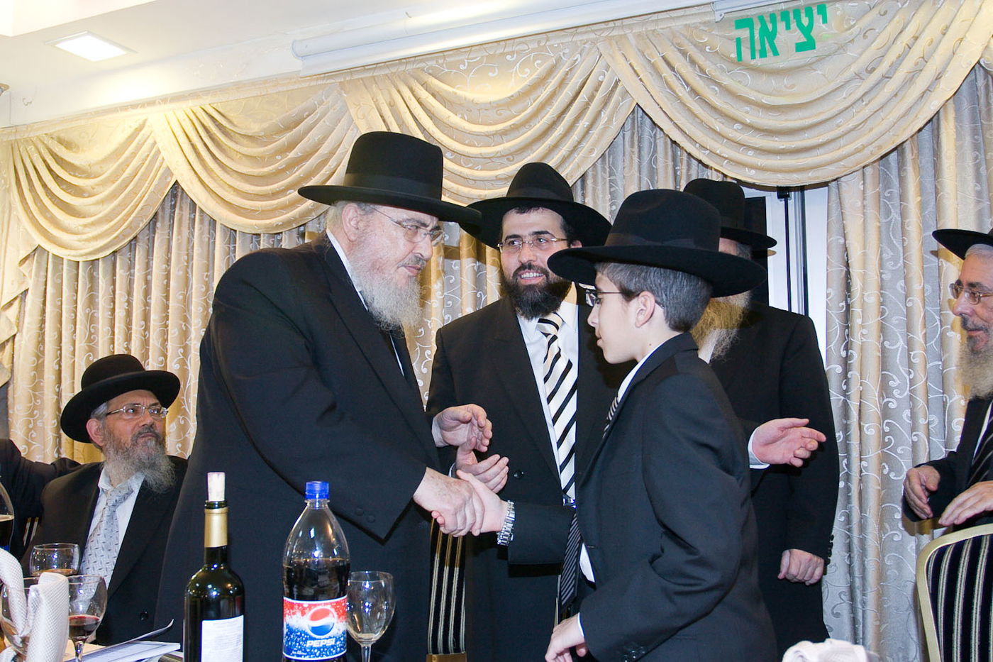 רבנים ועסקנים בשמחת מזכה הרבים