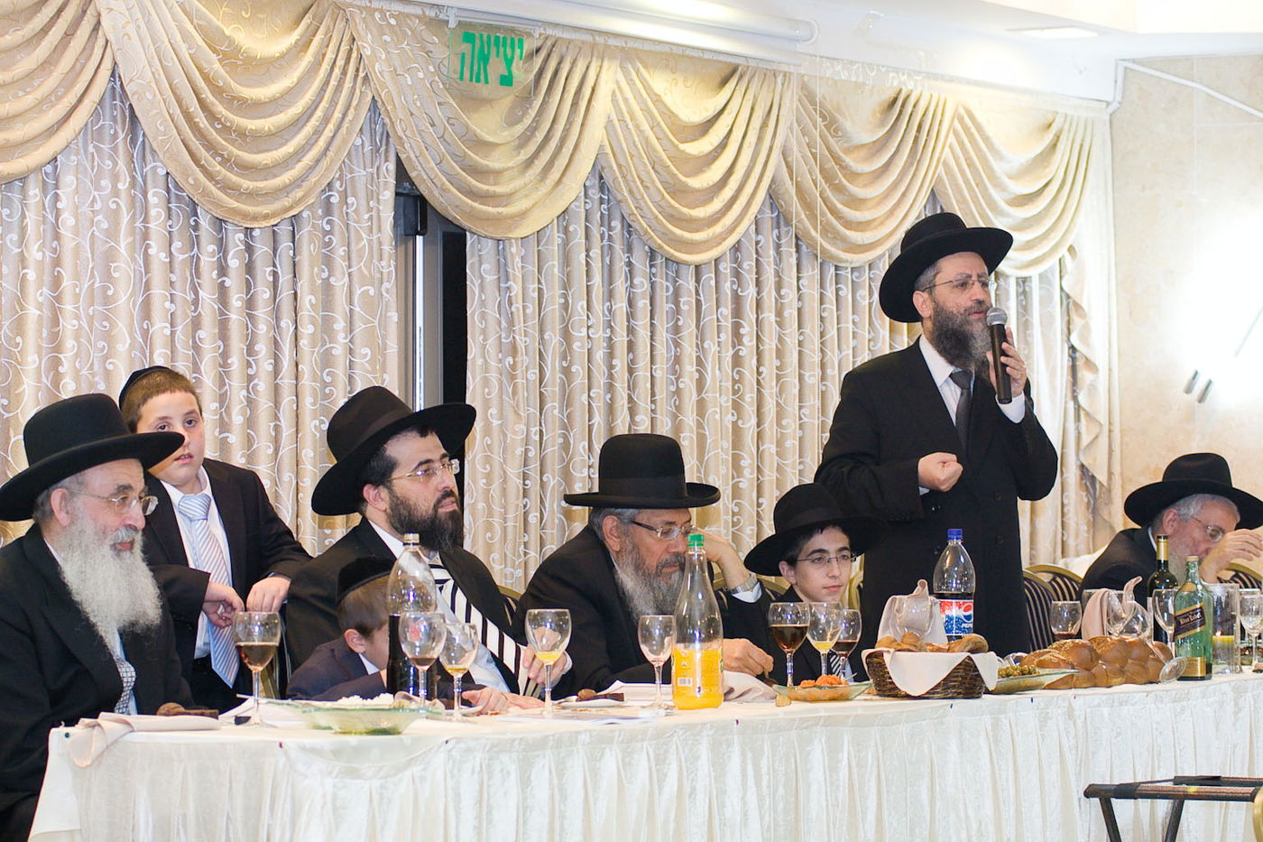 רבנים ועסקנים בשמחת מזכה הרבים