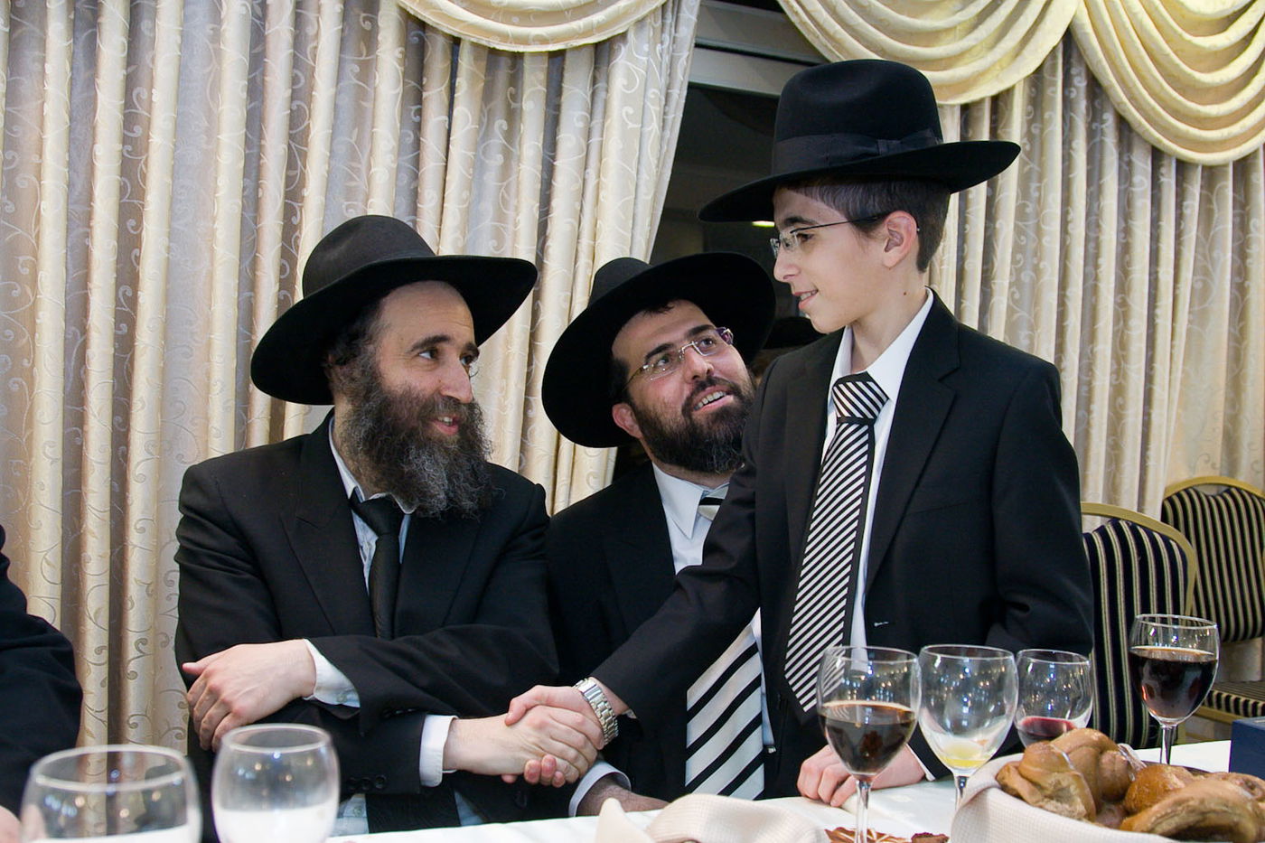 רבנים ועסקנים בשמחת מזכה הרבים