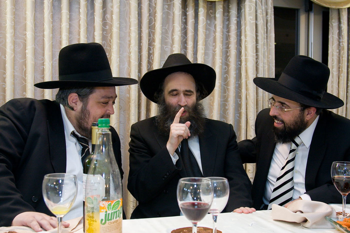 רבנים ועסקנים בשמחת מזכה הרבים