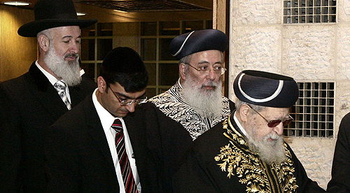 הגר"ע יוסף עם הרבנים הראשיים