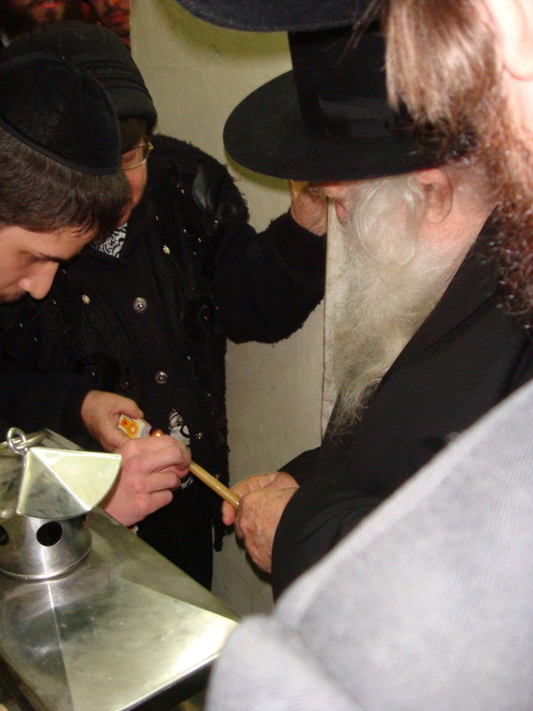 הרבנית קנייבסקי מדליקה נרות חנוכה?
